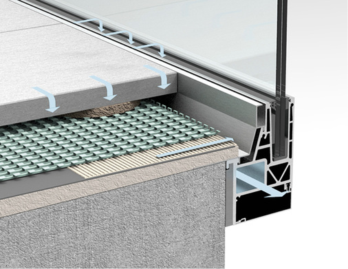 



Messebesucher können das Geländersystem Aqua Viva begutachten, das Regenwasser über eine flächenbündige Einlaufrinne aufnehmen kann und durch einen profilintegrierten Ablaufkanal in die Fallrohre leitet. 
