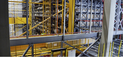 



Um schnelle Zugriffszeiten auf zu kommissionierende Artikel zu erreichen, wurde an den Arbeitsplätzen jeweils ein Karussell mit einem Ausschiebeplatz kombiniert.
