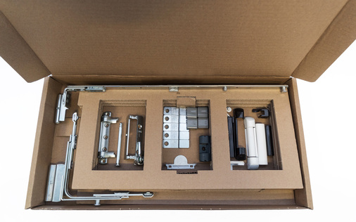 Insgesamt enthält das modulare Beschlagsprogramm zum Nachrüsten 29 Garnituren. Sie werden konfektioniert in übersichtlichen Kartonverpackungen geliefert.