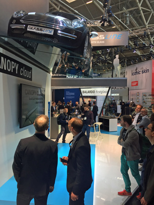 Ganz darunter stellen möchten sich die wenigsten... aber das Glasdach hielt bei Glassline GmbH