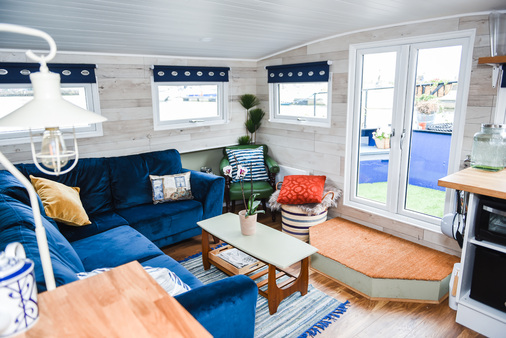 Die feuchte und salzige Meeresluft bleibt draußen. Im Inneren des Hausboots erwartet die Gäste der Campbells wohlige Wärme und hochwertige Einrichtung im skandinavischen Stil. - © Rehau
