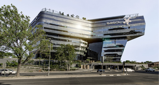 



Die Sonnenschutzanlagen wurden innerhalb von 12 Monaten nach Auftragserteilung technisch ausgearbeitet, produziert, per Seefracht nach Südafrika geliefert und vor Ort montiert.
