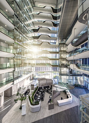 



Über LON-Works gesteuert werden immer optimale visuelle und thermische Bedingungen geschaffen.
