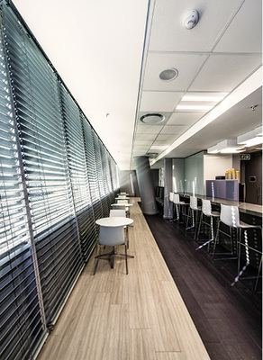 



Perfekt verschattet: die 75 unterschiedlich geneigten Fassaden des 47 m hohen Gebäudes.
