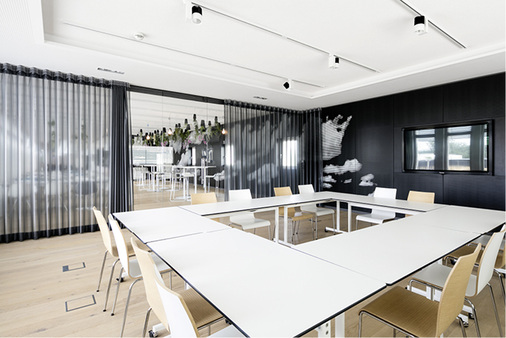 



Bei diesem Besprechungsraum werden Schallschutz und Blickschutz durch eine Vorhanganlage gewährleistet. Durch die Glaskonstruktion mit ihren Schiebetüren lässt sich der Raum zudem vergrößern.
