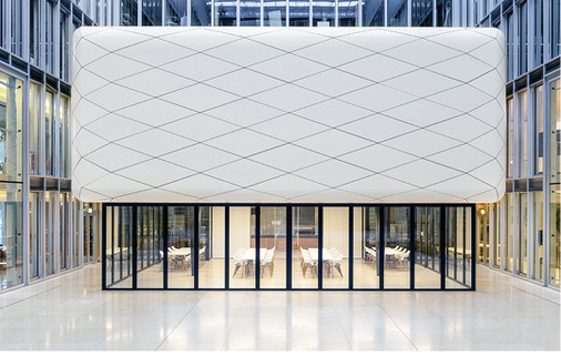 



Wie flexibel sich der Casino- und Veranstaltungsraum einsetzen lässt, zeigen diese Bilder: Links ist der Raum durch horizontale Schiebeelemente geschlossen, die … 
