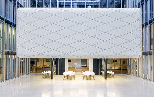 



… im komplett geöffneten Zustand optisch verschwinden, indem sie in extra Parkbahnhöfen geparkt werden, so entsteht ein schwellenloser Übergang zum Atrium.
