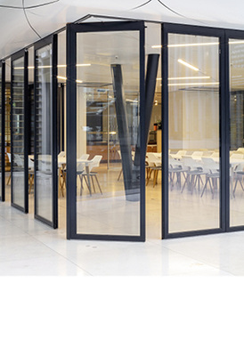 
Zum Öffnen des Casino-Raums werden die 36 Glaselemente (Solarlux SL 60 HSW) von der Front aus mittig aufgeschoben und symmetrisch zu beiden Seiten verfahren.



