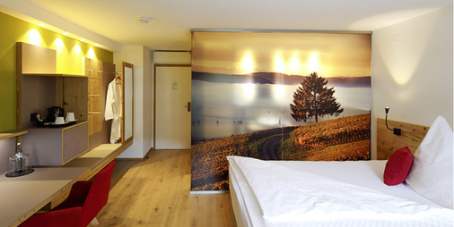 
Ansprechende Glasdrucke gibt den Hotelgästen das Gefühl, mitten in der Landschaft aufzuwachen.



