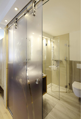 <p>
Die Bad- und Duschräume sind innen mit viel Glas gestaltet, ebenso auch die Gläser der Zugangstüren.
</p>

<p>
</p> - © Foto: Conné van d’Grachten / ClimaPlusSecurit, CSP

