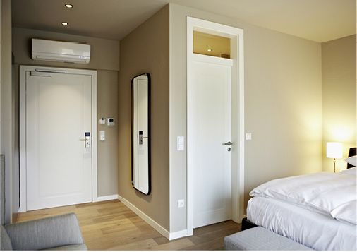 



Die Modena Weißlacktüren gibt es wie hier rechts im Bild mit geschosshoher, eckiger Zarge mit Kämpferprofil und integriertem Oberlicht in Klarglas.
