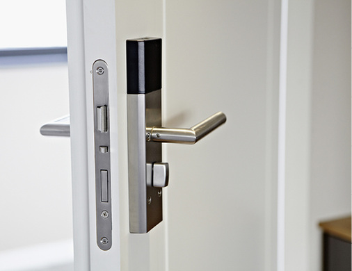 
Funktionalität und ansprechendes Design zeichnen auch die eingesetzten Türbeschläge aus.



