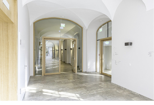 



Türen im freien Glasumfeld: Die gläsernen Türen von Hoba lassen sich auch in transparente Brandschutzanwendungen einbauen, sodass die Türzargen keine Verbindung mit den umlaufenden Rahmen mehr besitzen.
