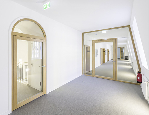 



Im Neubau wurden mehrere absturzsichernde F30-Verglasungen der Kategorie A eingebaut (siehe Kasten), die einem Brand mindestens 30 Minuten lang standhalten.
