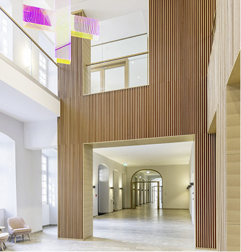 



Neben den Türen baute die Schreinerei Fritz & Alfred Müller auch die absturzsichernden Hoba-Gläser ein, die zudem auch brandschutzsicher sein mussten.
