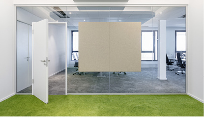 



Um den nötigen Schallschutz bei Einsatz von viel Glas in den Büroräumen zu erzielen, sind schalldämmende Elemente verbaut 
