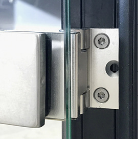 



AL-Office XL ist ein trockenverglastes Zargenprofil-System ohne Versiegelung. Herkömmliche Türband- und Schlosstypen können eingesetzt werden.
