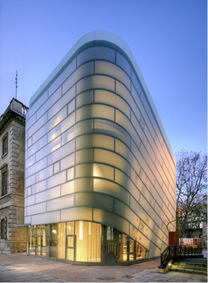 



… und hier das fertige Gebäude mit seiner äußeren Hülle aus transluzenten Glaselementen von Okalux. 
