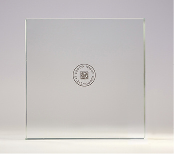 
Zur Produktnachverfolgung werden die Scheiben vor dem Zuschnitt mit einem eindeutigen und maschinell einlesbaren QR- oder Data-Matrix-Code versehen.



