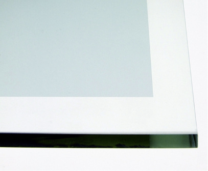 



Die Laserbearbeitung ermöglicht die exakte Randentschichtung sowie Funktionalisierung zu smarten Gläsern, etwa zu Scheiben mit erhöhter Mobilfunkdurchlässigkeit oder Vogelschutzglas. 
