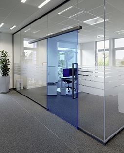 



Die Vielfalt der Glasprodukte zeigt sich in den Details: Alle Türen sind designt. 
