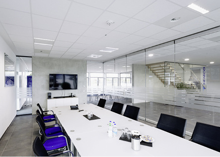 



Das Bürogebäude in Bad Zwischenahn wurde von den Semco Fachberatern geplant und mit eigenen Glasprodukten gestaltet.
