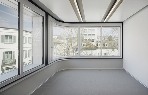 <p>
</p>

<p>
Die modernen Büroräume werden von der Staffelung des Gebäudes geprägt, was interessante Innenräume schafft, insbesondere an den „runden“ Ecken des Neubaus.
</p> - © Foto: Karin Gauch und Fabien Schwartz

