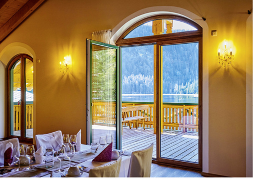 



Große Glasflächen geben den Blick auf den schönen Arbersee frei. 
