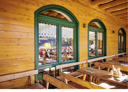 



Passend zum Baustil des Gebäudes wurden auch Fenster mit Segmentbögen eingesetzt.
