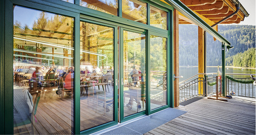 



Die Hebeschiebetür verbindet den Innenraum mit der Terrasse und sorgt für einen prächtigen Panoramablick auf den See.
