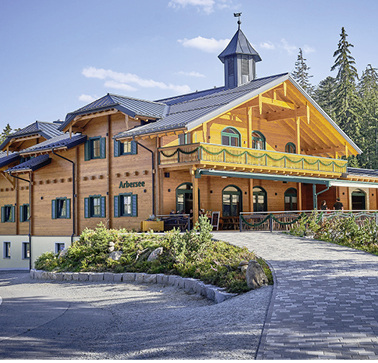 <p>
</p>

<p>
Im neuerbautem Arberseehaus steht ein Wintergarten mit einzigartiger Aussicht über den Großen Arbersee sowie die „alte“ Seestube mit rustikalen Rundbögen zur Verfügung.
</p> - © Foto: Inoutic / Deceuninck GmbH

