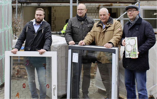 <p>
Altes und neues Fenster nebeneinander. Von rechts nach links: Michael Vetter (Rewindo), Ralf Görgens (Fa. Kochs), André Kochs und Mario Vogt (Dekura).
</p>