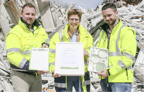 



v.l.n.r.: Jörg Schiffner (Dekura), Anette Seitzinger (Scherrieble), Michael Drendel (Dekura)
