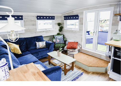 



Die feuchte und salzige Meeresluft bleibt draußen. Im Inneren des Hausboots erwartet die Gäste der Campbells wohlige Wärme und hochwertige Einrichtung im skandinavischen Stil.
