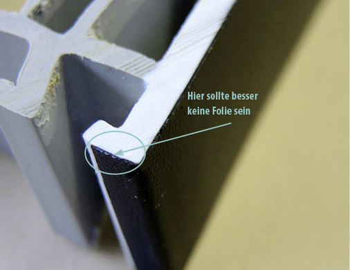 



Wenn die Folie nicht mehr um die Kante der Sichtfläche geklebt wird, dann kann sie auch nicht gestaucht werden.
