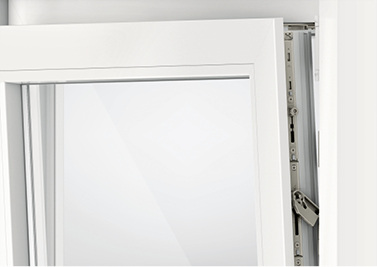 



Doppelnutzen: Dank speziell entwickelter Schließstücke aus dem neuen Drehkipp-Portfolio „Roto NX“ stoßen Einbrecher auch bei gekippten Fenstern auf hartnäckigen Widerstand. 
