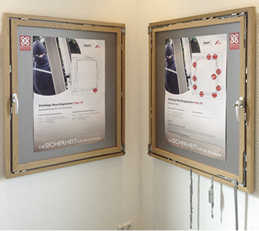 



Anschauliche Aufklärung: Mit zwei direkt nebeneinander platzierten Fensterflügeln macht die Schreinerei Bayer GmbH den Unterschied zwischen Basissicherheit und RC 2 für Ausstellungsbesucher sofort erkennbar. 
