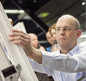 



Winkhaus Anwendungstechniker Michael Priegent schult im Umgang mit den einbruchhemmenden Beschlägen. 
