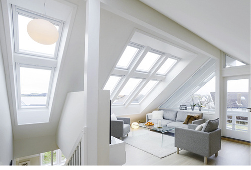 



Um mehr Tageslicht in Räume zu bringen, werden immer häufiger Dachflächenfenster eingesetzt. Das erfordert auch einen entsprechenden Sonnen- oder Blendschutz.
