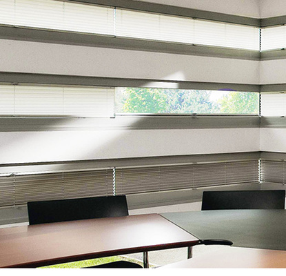 



Plissees bieten mit ihren kleinen Pakethöhen auch bei schmalen Fensterbändern optimale Lösungen.
