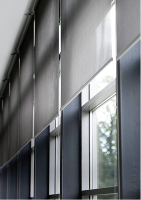 



Bei der Montage vor den Fenstern sollten Lichtspalte zwischen den Behängen so klein wie möglich sein.
