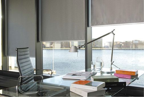 



Die Anbringung eines geeigneten Blendschutzes kann auch durch Reflexionen auf Wasserflächen oder spiegelnde Nachbargebäude notwendig werden.
