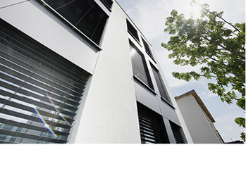 
Dynamischer Sonnenschutz sorgt für hohen Aufenthaltskomfort und sinkende Betriebskosten.



