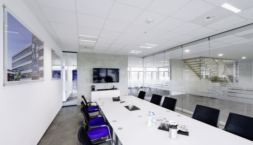 Das Bürogebäude in Bad Zwischenahn wurde von den Semco Fach­beratern geplant und mit eigenen Glasprodukten gestaltet.