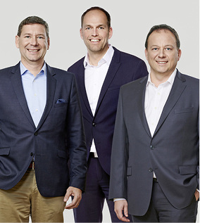 



v.l. : Peter Laubenstein ist neuer Geschäftsführer bei der Inoutic / Deceuninck GmbH. Er wird sich um alle Belange vor Ort in Bogen kümmern. Jörn Schütte steht den Kunden aus dem Fensterbereich als Geschäftsführer Vertrieb und Marketing weiterhin als erster Ansprechpartner zur Verfügung. Didier Leclercq, COO für Europa, komplettiert das Führungsteam der Inoutic / Deceuninck GmbH.
