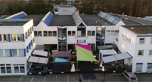 



Wenn keine Außenfläche vorhanden ist, muss wie bei Musculus in Bensberg bei Köln auch mal der Parkplatz geopfert werden, um Platz für die Outdoor-Ausstellung zu schaffen.
