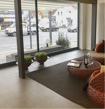 



Vor dem Ladenlokal gibt es aufgrund der Lage mitten im Ort nur ganz begrenzt Platz.
