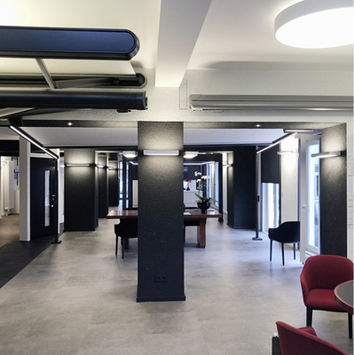 



In einer Reihe befinden sich die Beratungsplätze und lassen so eine optimale Betreuung des Kunden zu. Die Linie ist klar strukturiert, alle Muster sind verborgen.
