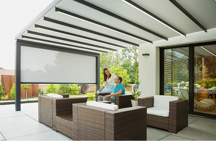 



Für die Gestaltung des Außenbereiches ist die Bella Plaza im Zusammenspiel mit der Senkrechtmarkise ZipMa die perfekte Lösung.
