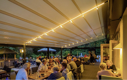 <p>
</p>

<p>
Integrierte Beleuchtung in den Querprofilen schafft Abends ein angenehmes Ambiente, so dass Gäste gerne länger bleiben.
</p> - © Foto: Lucas Outdoor

